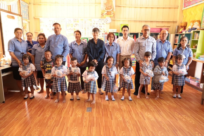 ้มอบทุนการศึกษาและเลี้ยงอาหารให้แก่เด็กนักเรียนในตำบลนรสิงห์